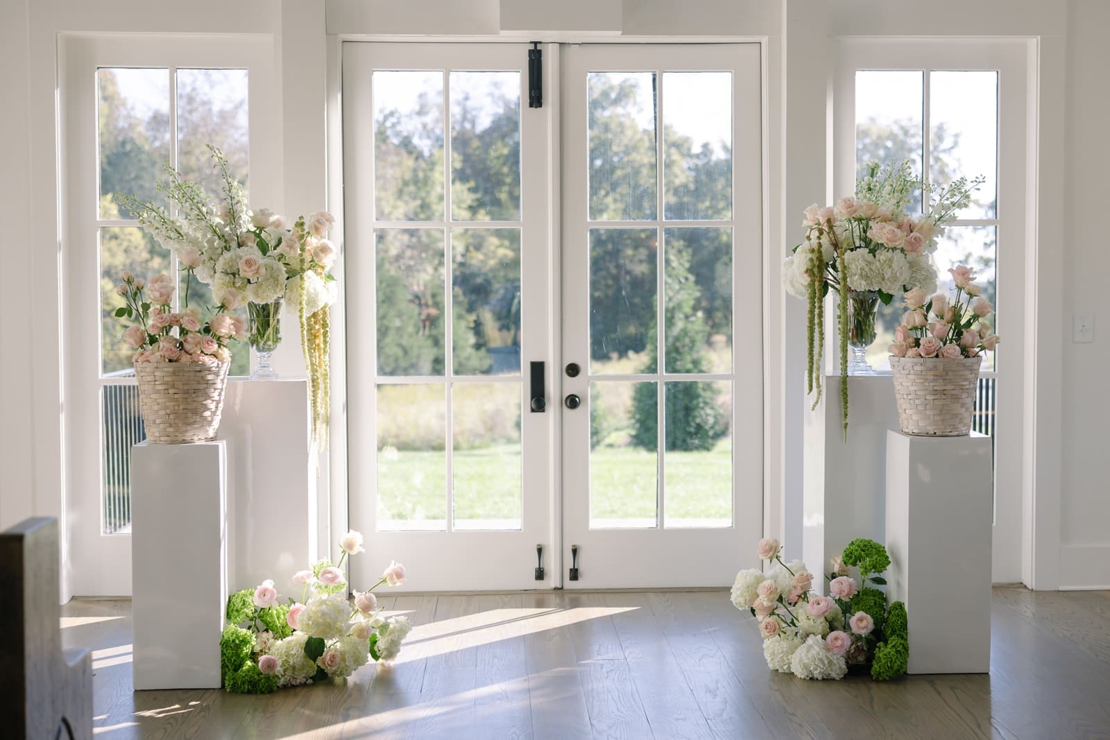 How to Pick Wedding Ceremony Statement Florals That Actually Photograph Beautifully