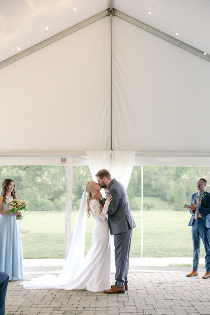 ceremony first kiss